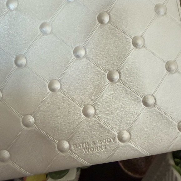 🆕🪷 BATH & BODY WORKS “PEARL WHITE QUILT” REUSABLE GIFT/TOTE BAG. NEW WITH TAGS. - Picture 4 of 12